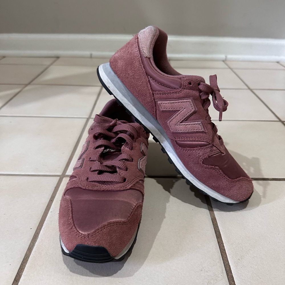 New balance women size is 7 eu 37.5 color pink rose